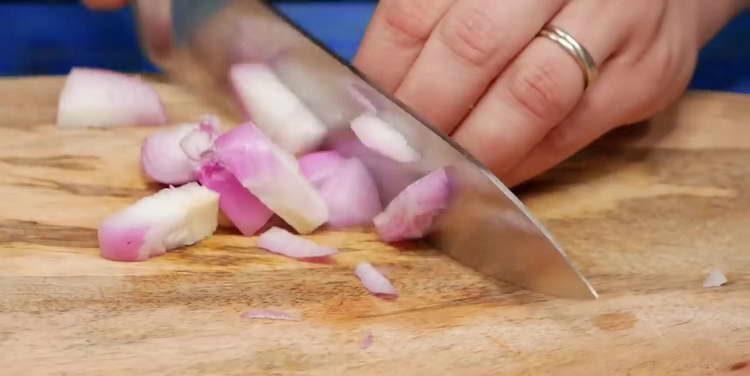 hacher l'oignon rouge