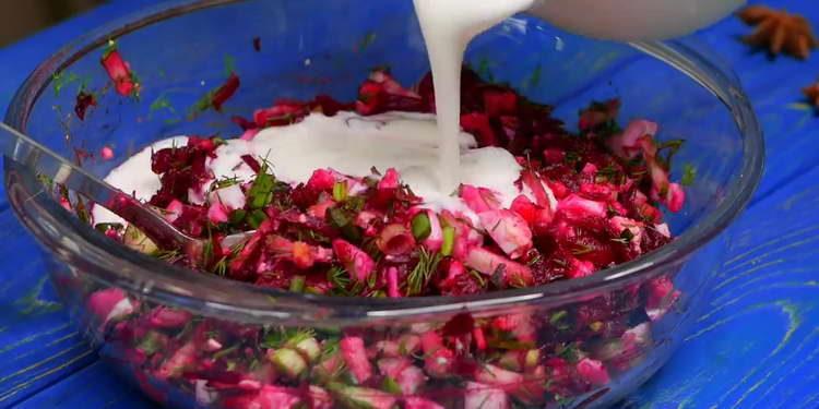 verser le kéfir dans les légumes