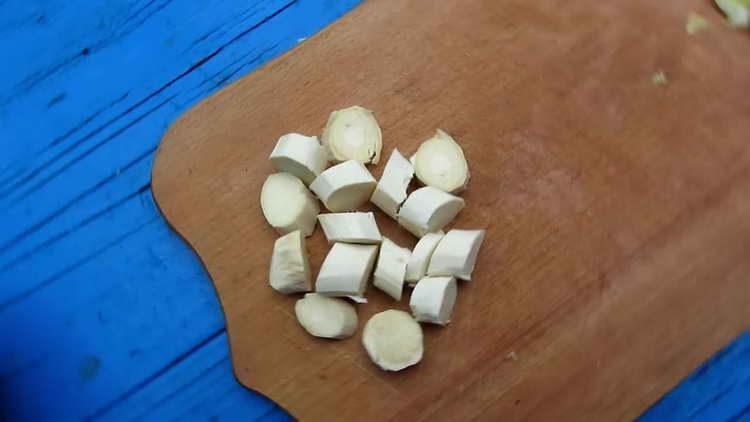 нарязваме хряна на филийки