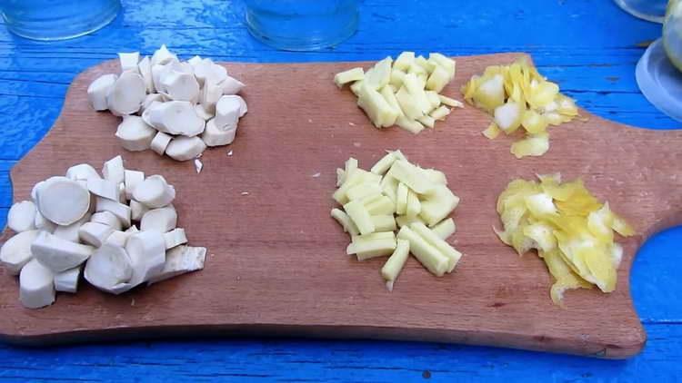 накълцайте лимона и корите