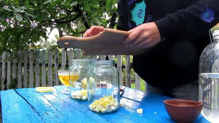 сложете подправките в буркан