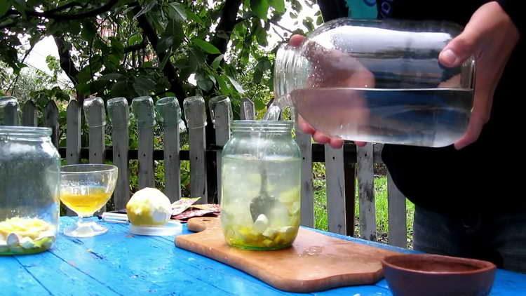 напълнете буркана с водка