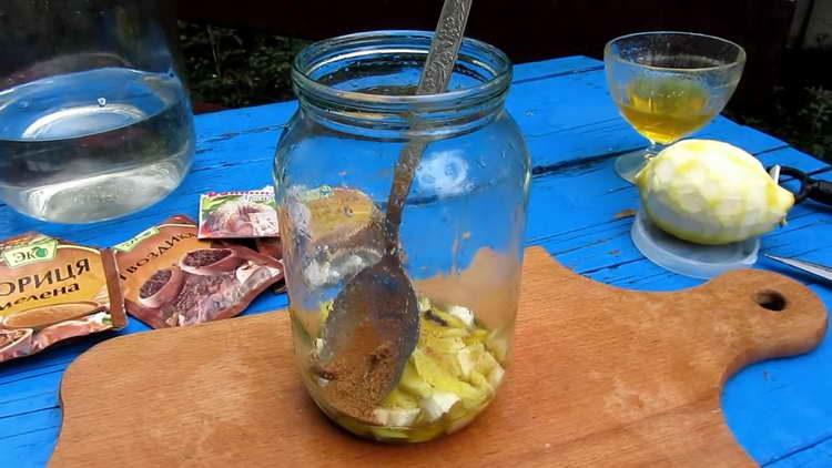 сложете хрян и подправки