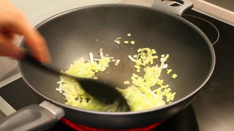 prăjiți ingredientele