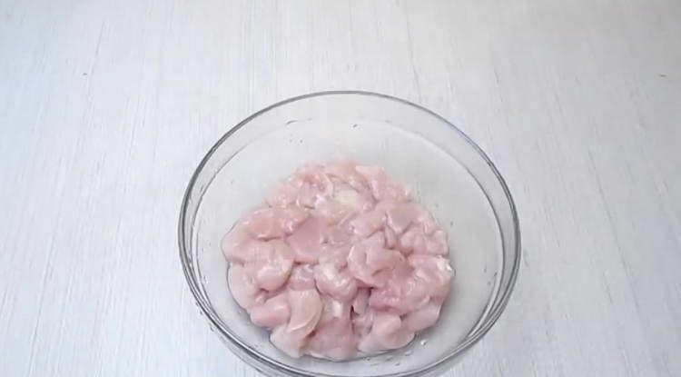 ince tavuğu doğrayın