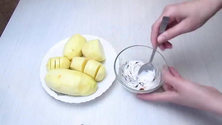 ekşi krema ve baharatları karıştırın