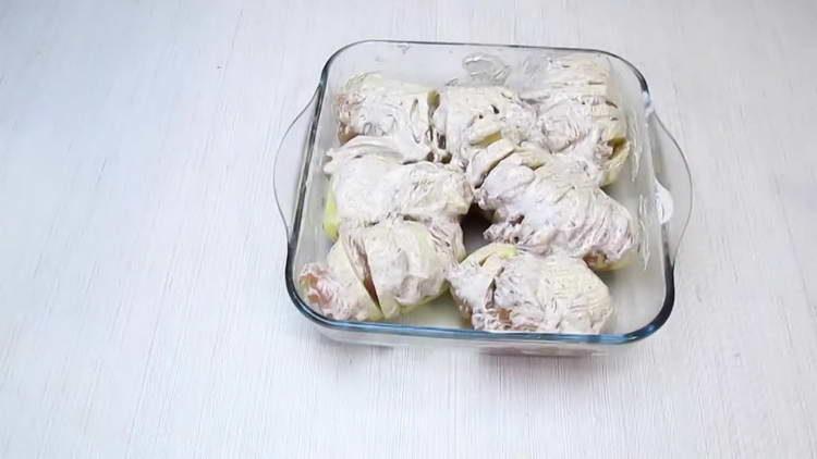 ekşi krema soslu patatesleri yağlayın