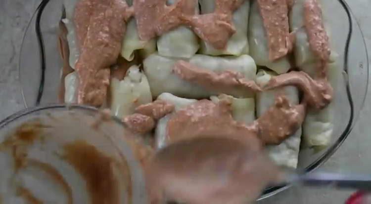 vierta rollos de repollo con salsa de tomate