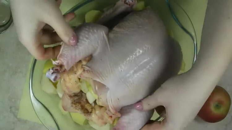 poner pollo en la canasta