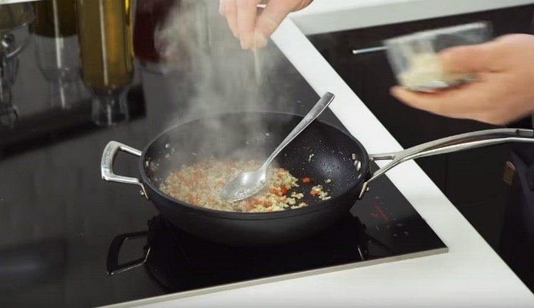 Sal y pimienta las verduras en la sartén.