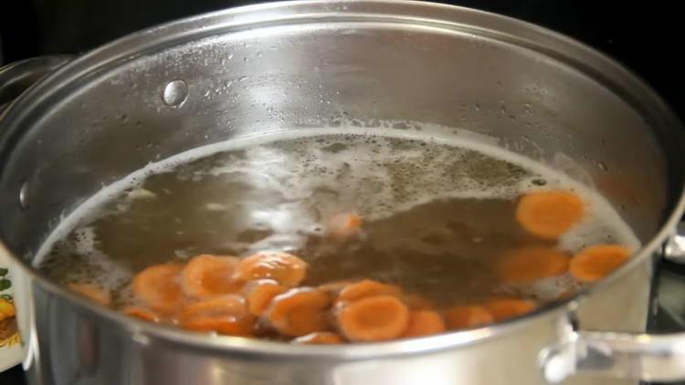 envie grão de bico e cenoura para a panela