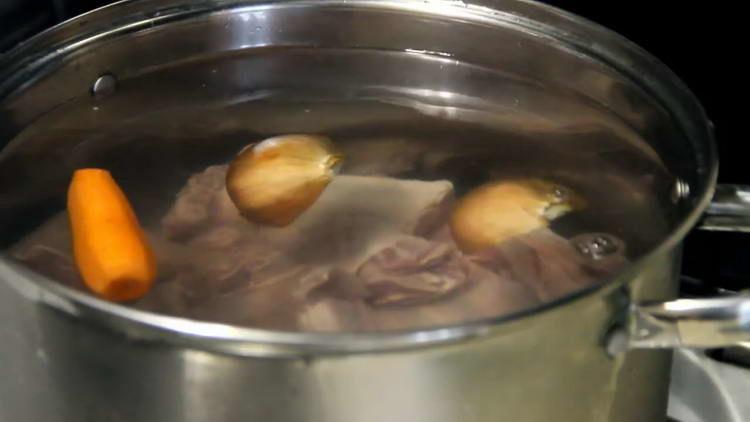 coloque cebolas e cenouras para cordeiro