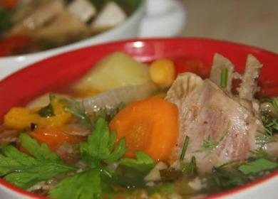 Shurpa caseiro delicioso do cordeiro