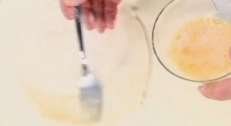 ungeți aluatul cu un ou