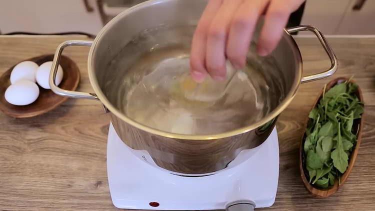 send the egg to the pan