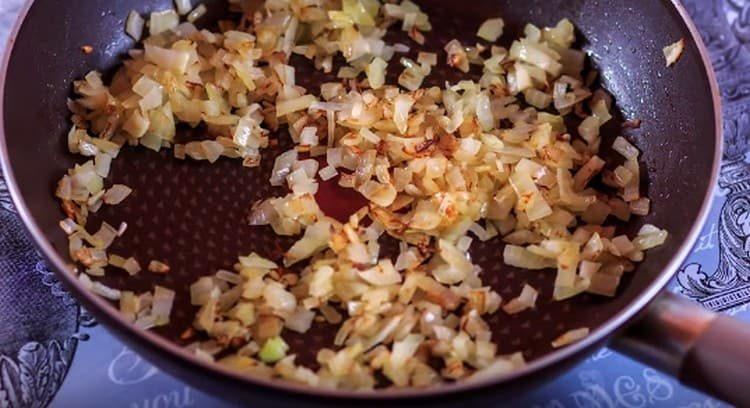 Moler la cebolla y freírla en aceite.