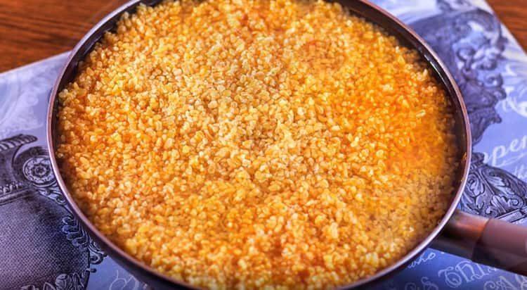 Ponemos bulgur en una sartén, agregamos agua.