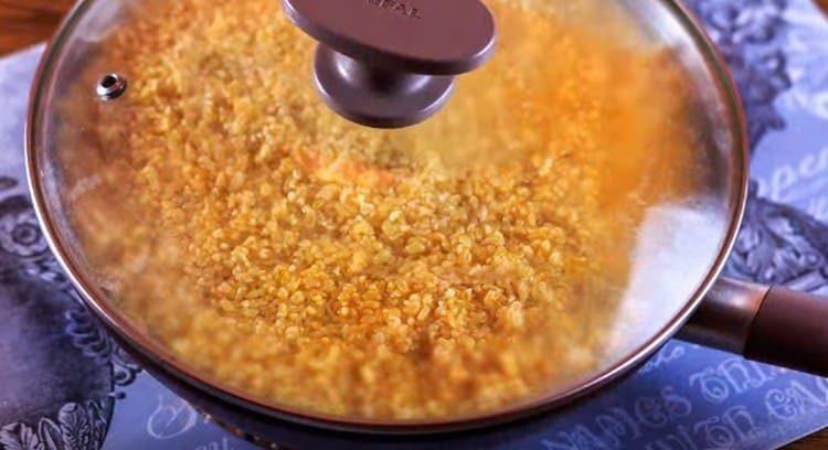 Guisar el plato debajo de la tapa.