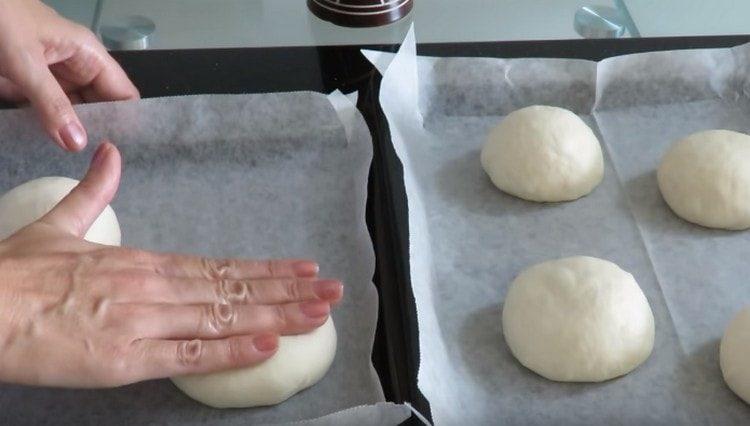 Cada pieza se presiona un poco hacia abajo.