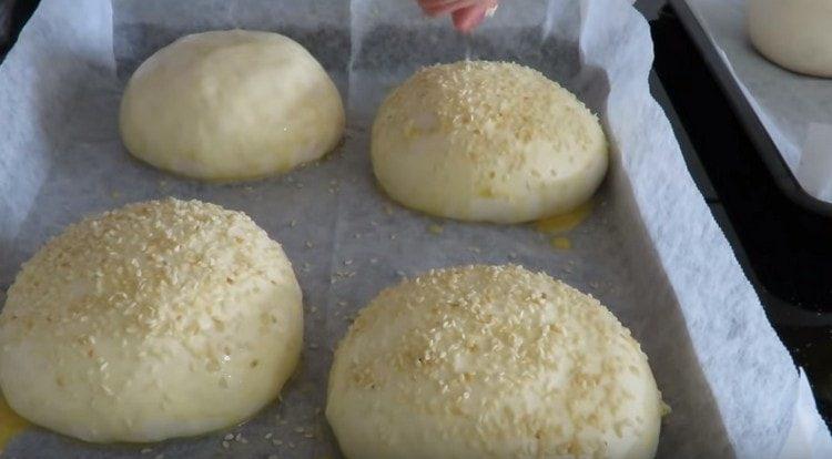 Espolvorea la pieza de trabajo con semillas de sésamo.