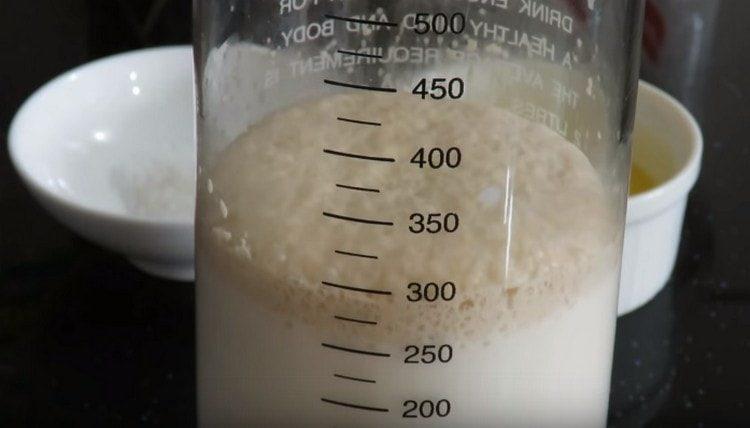 Primero prepara la masa.