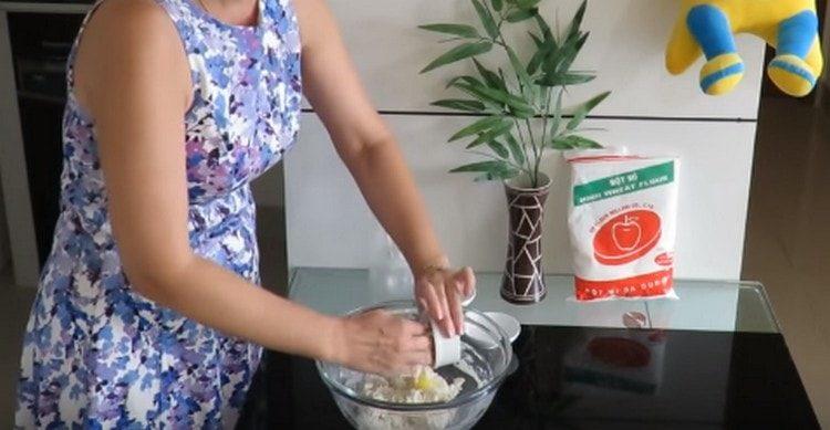 Ponga mantequilla derretida en la masa.