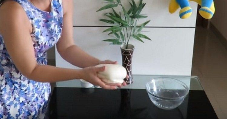 Amasamos la masa, la estiramos y dejamos que suba nuevamente.