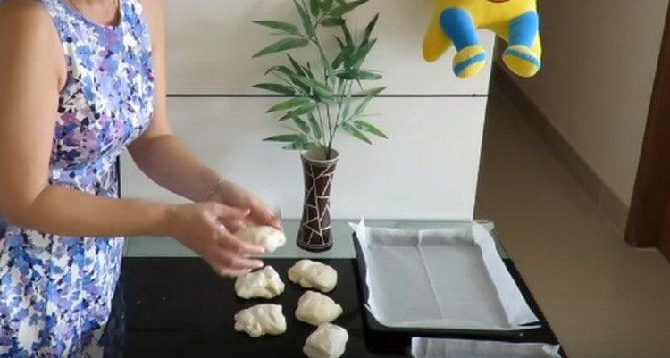 divide la masa en 6 porciones iguales.