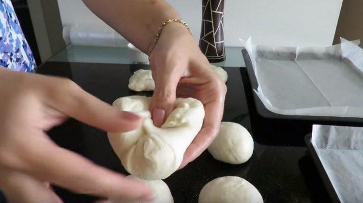 Aplastamos cada pieza de masa.