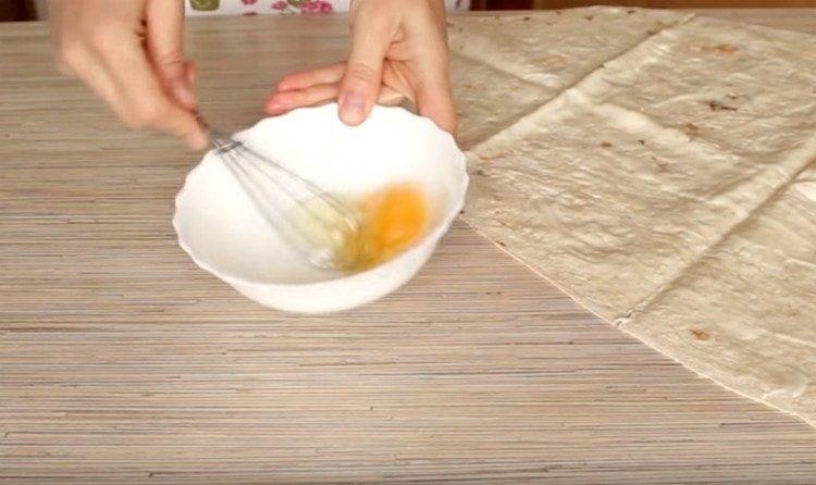 Bateți ușor oul sărat.