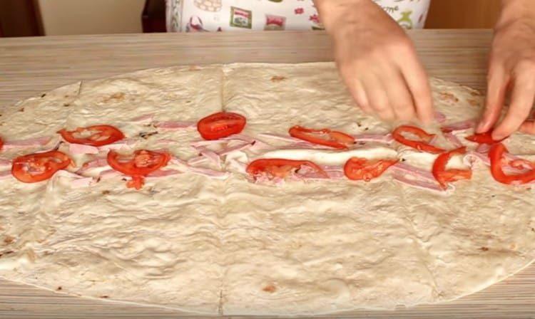 Adăugați roșii în cârnați.