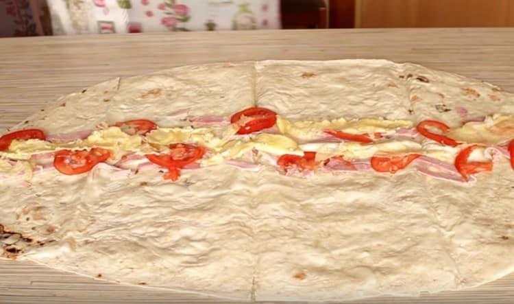 Tăiați omleta de ou și adăugați la umplutură.