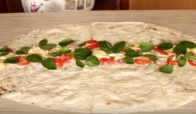 Puneți verdeața deasupra umpluturii.