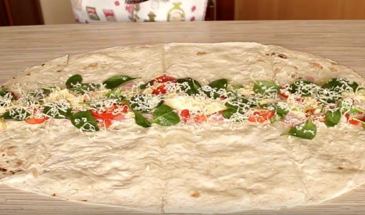 Frecați niște brânză rasă deasupra umpluturii.