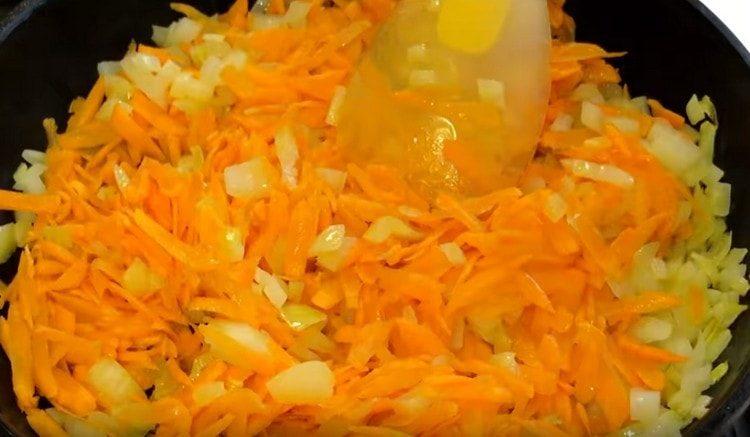 Se prăjesc legumele până se moale.