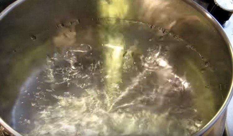 Fierbeți apa pentru supă.