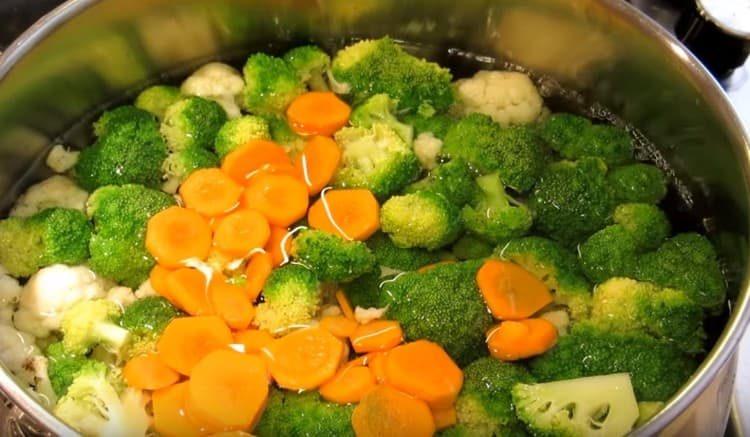 În apa clocotită răspândim morcovii și varza.