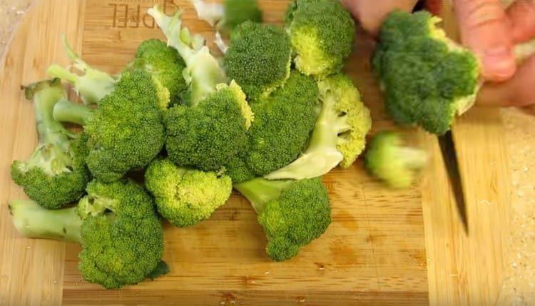 Împărțim broccoli în inflorescențe.