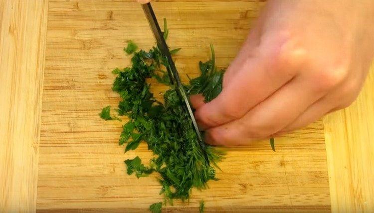 Se macină ierburile proaspete.