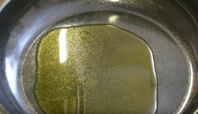 Încălziți tigaia cu ulei vegetal.
