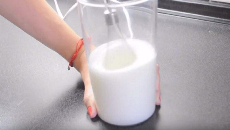 Разбийте яйчните белтъци с миксер в устойчива пяна.