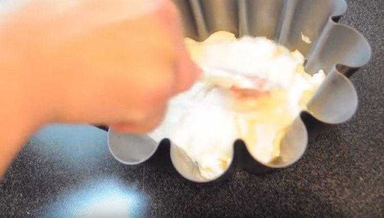 Ние разпределяме изварата в намаслена форма с растително масло и слагаме във фурната.