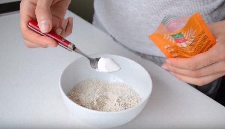 Dans les flocons d'avoine hachés, ajoutez la poudre à pâte.