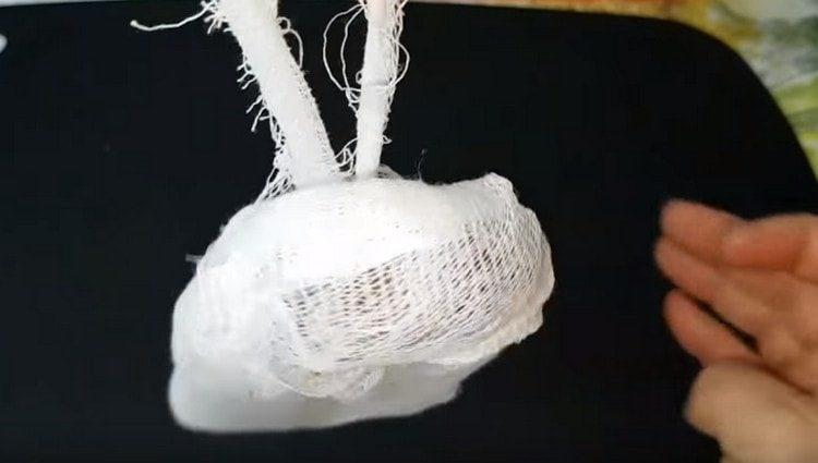 Cada peça s’embolica en diverses capes de gasa i se suspèn per assecar-se.