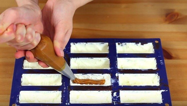 Pressez le lait concentré dans chaque cellule du centre.