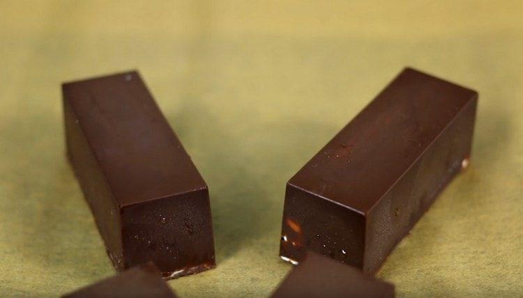 Selon cette recette, les caillés glacés sont tendres, sucrés, savoureux et naturels.