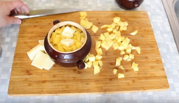 Добавете парче масло във всеки съд.