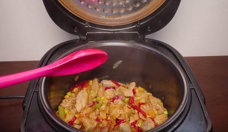 Hovězí maso se zeleninou v pomalém sporáku je připraveno rychle, jednoduše a ukázalo se, že je velmi chutné.