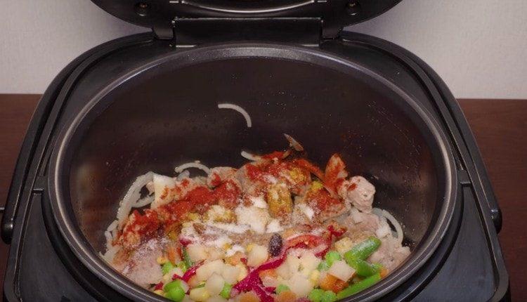 Sůl a pepř na misku, přidejte papriku, koření.