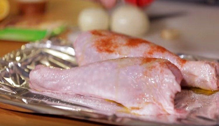 Presărați luciurile cu ulei de măsline, presărați cu ardei și nucșoară.